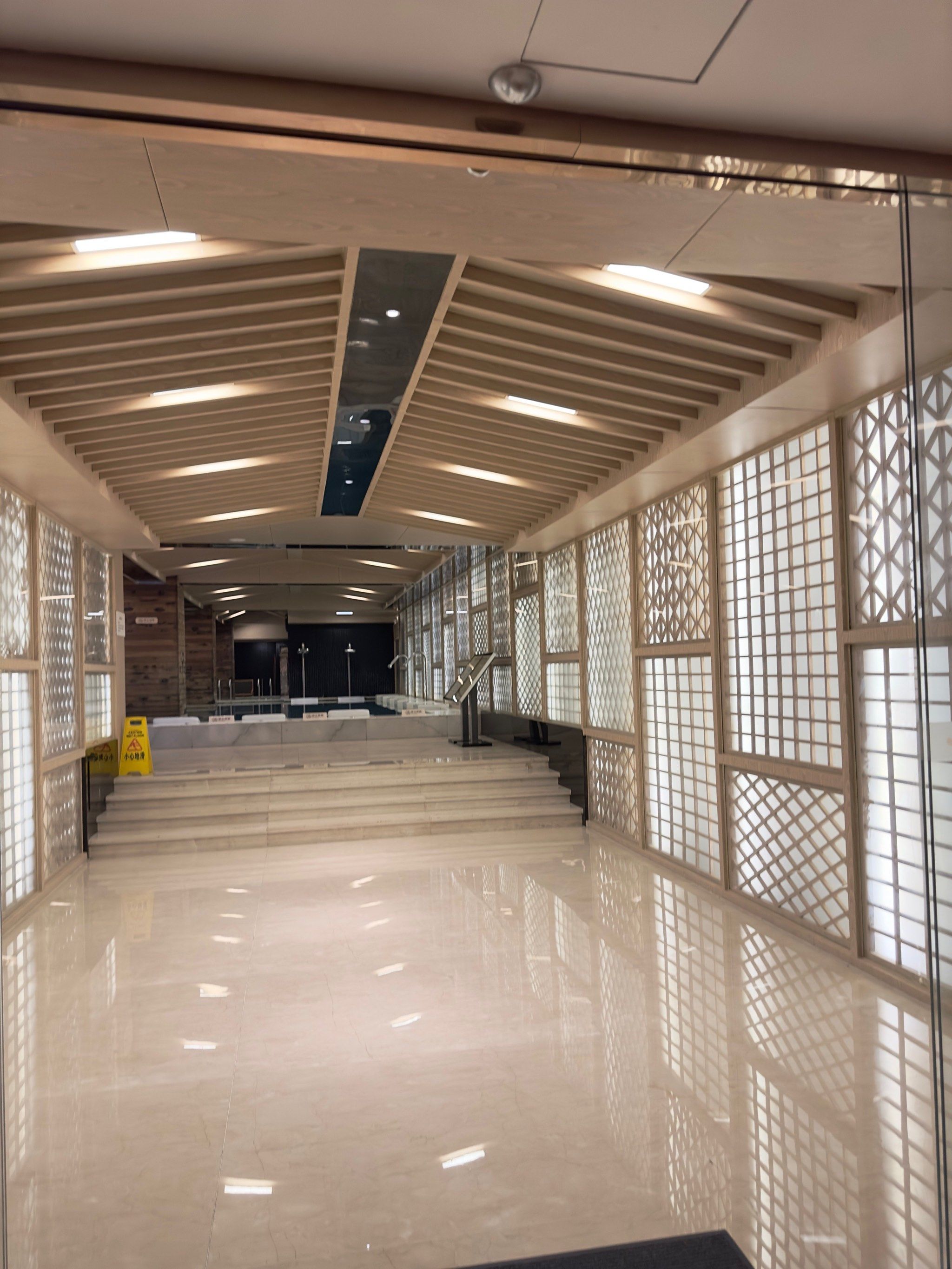 三楼的自费点菜区居酒屋和餐厅
点了酸菜就是等了半个钟
520当天