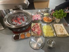 -围炉肉舍•炭烤活鳗•丹东海鲜烤肉(步行街店)