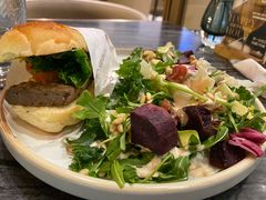 三文鱼牛油果沙拉配经典牛肉三明治-THE WOODS 简餐 (国贸商城店)