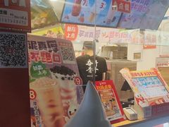 -蜜雪冰城(万达广场外B号门门口外集装箱店)