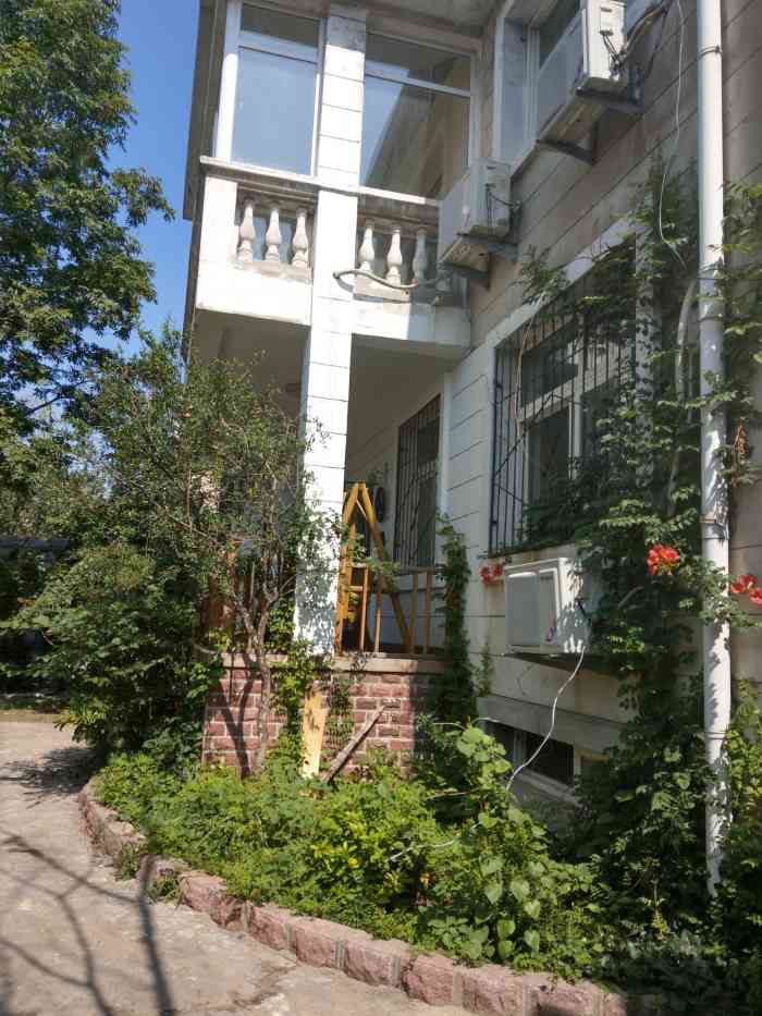 地方不是特别好找,在蝎子山的别墅上,山上特别崎岖.