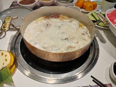 -洪氏嗨捞·广东猪肚鸡·椰子鸡火锅(西咸万象城店)