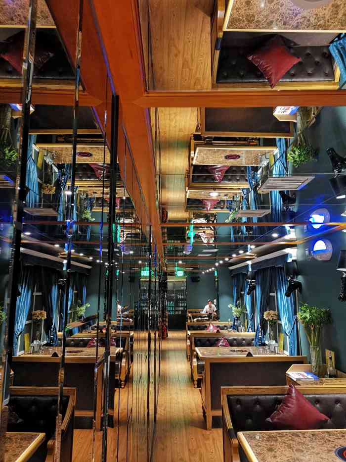 港记牌坊打边炉·花胶鸡火锅-"[环境]ktv改装的港式火锅餐厅很新颖的.