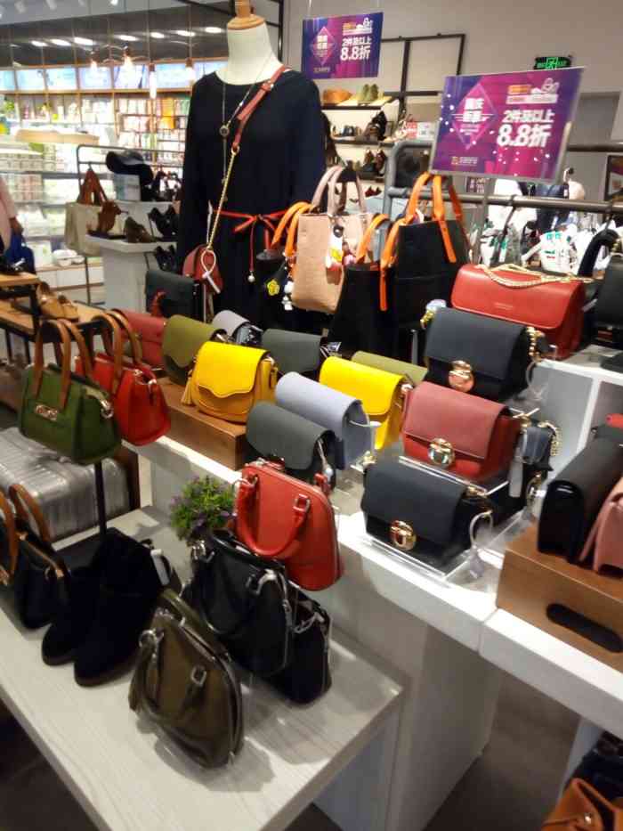 三福百货(万达店)-"位置很好找,一楼手扶梯旁边就能看到,这里.