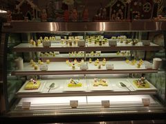 面包甜点陈列柜-月色西餐厅·海鲜刺身·烧烤(科学城保利郡雅酒店)