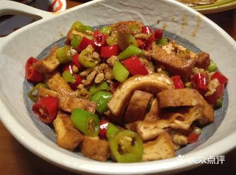 位于延安路万达江畔人家小区的米储儿煎鱼，地地道道的特