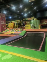 -蹦蹦跳跳(新奥购物中心店)