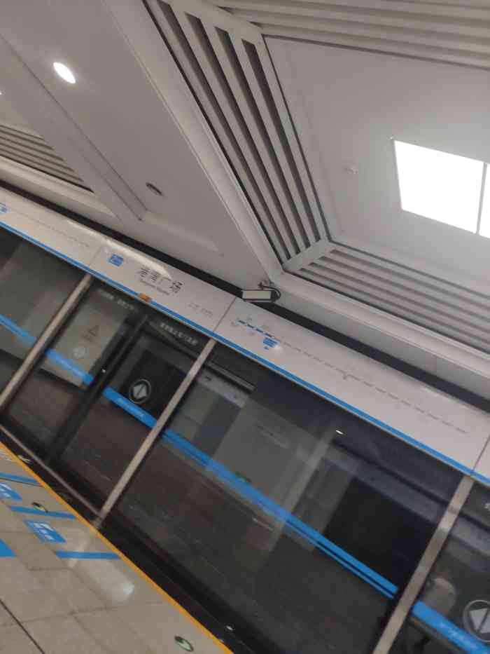 港湾广场(地铁站)-"港湾广场地铁站承接了二七广场三八广场乃至.