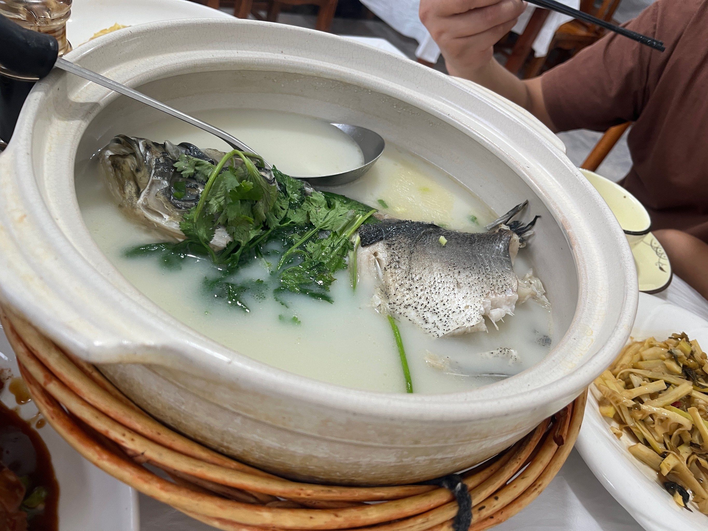 一进园区沿着路就能找到!店里超多套餐可以选择!推荐这家的鱼头汤!