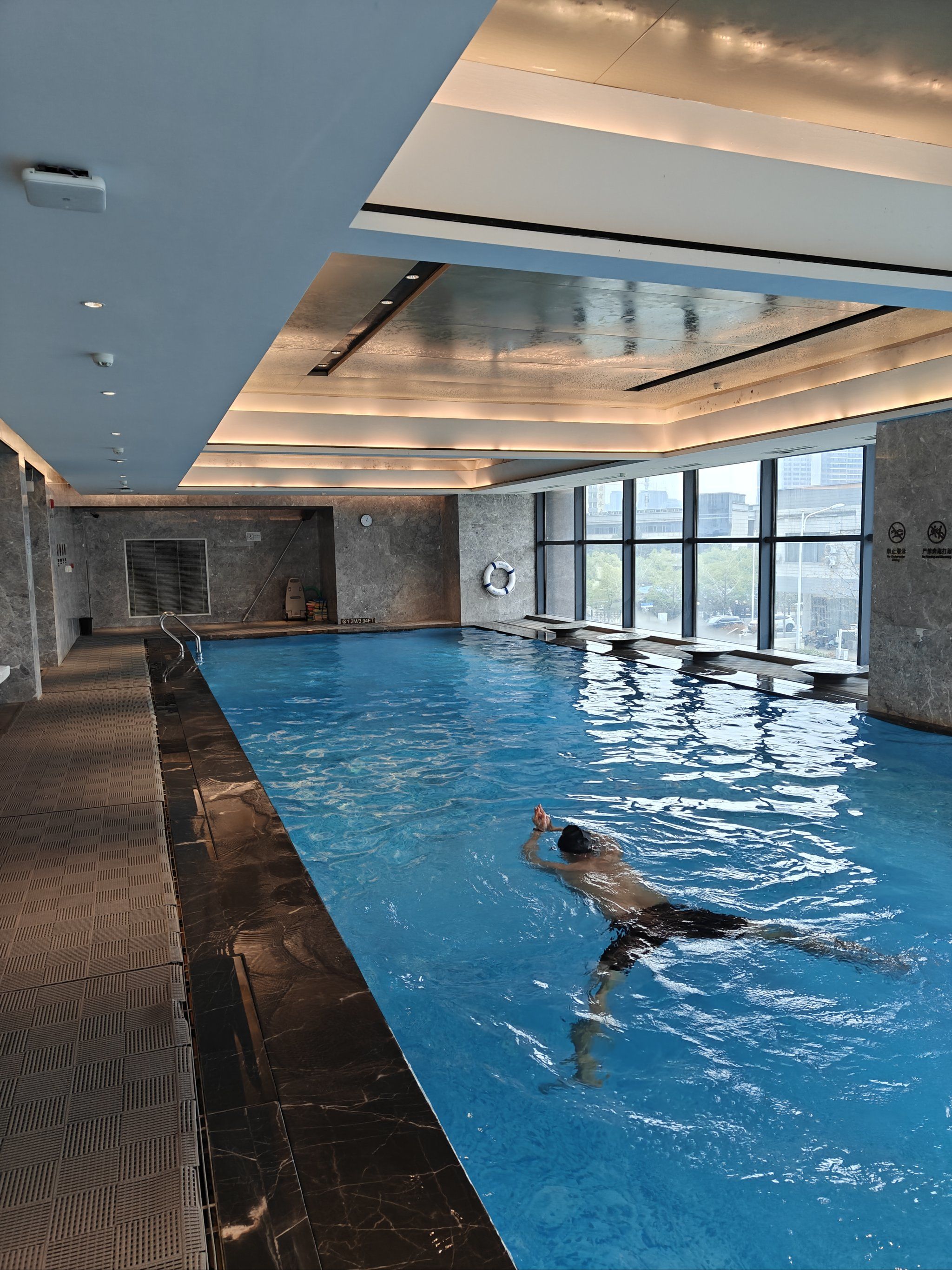 室内泳池享受