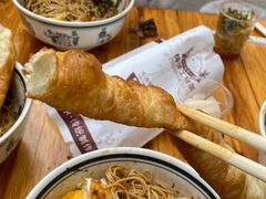 旁边摊位的手工油条-李易面馆(树木岭店)