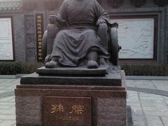 博物馆门口的孙膑雕像-天津华夏鞋文化博物馆