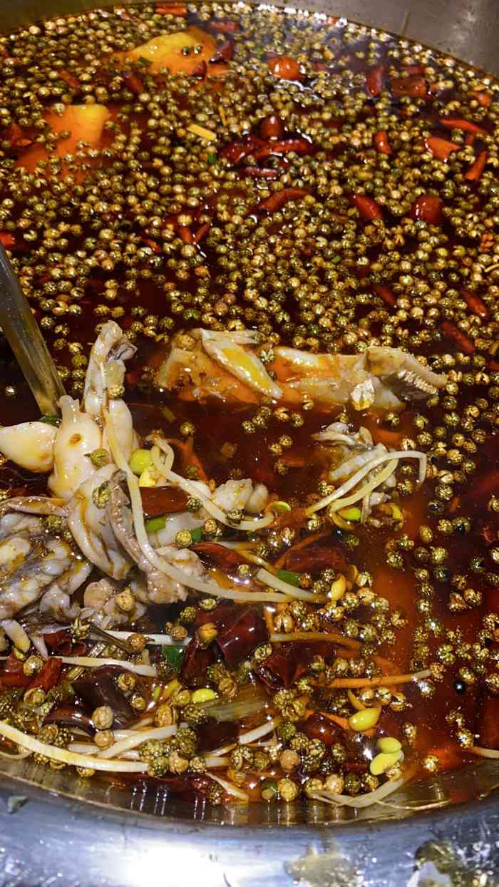 鱼摆摆·鲜鱼火锅(驷马桥店)-"有两层楼,满座,上面服务员只有两个,一