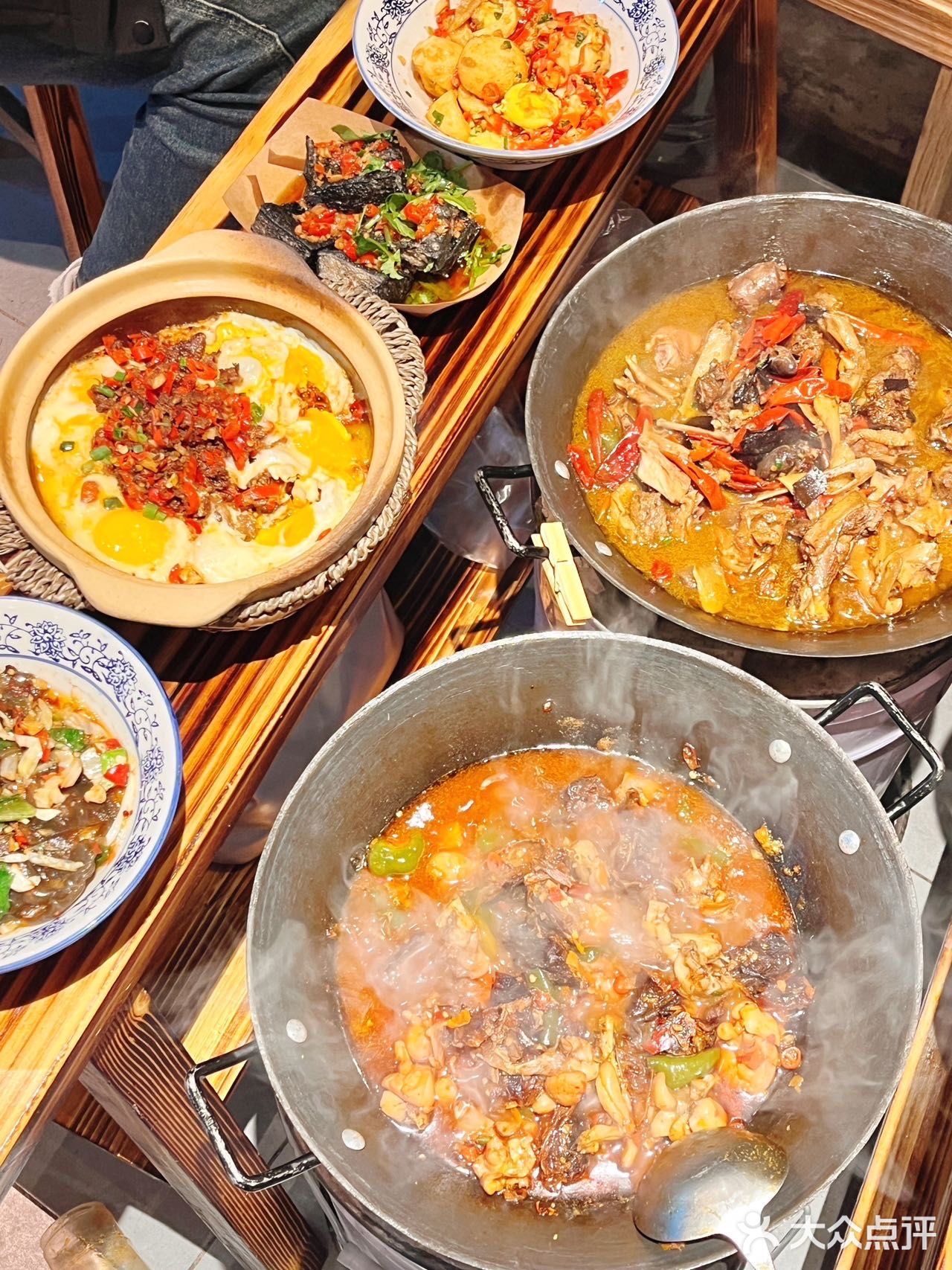 藏在小区里的湖南味｜板凳上的饭桌