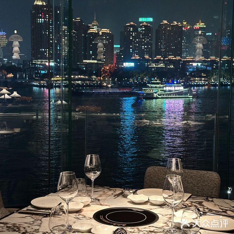 在上海的繁华地带，有一家独特的初筵火锅