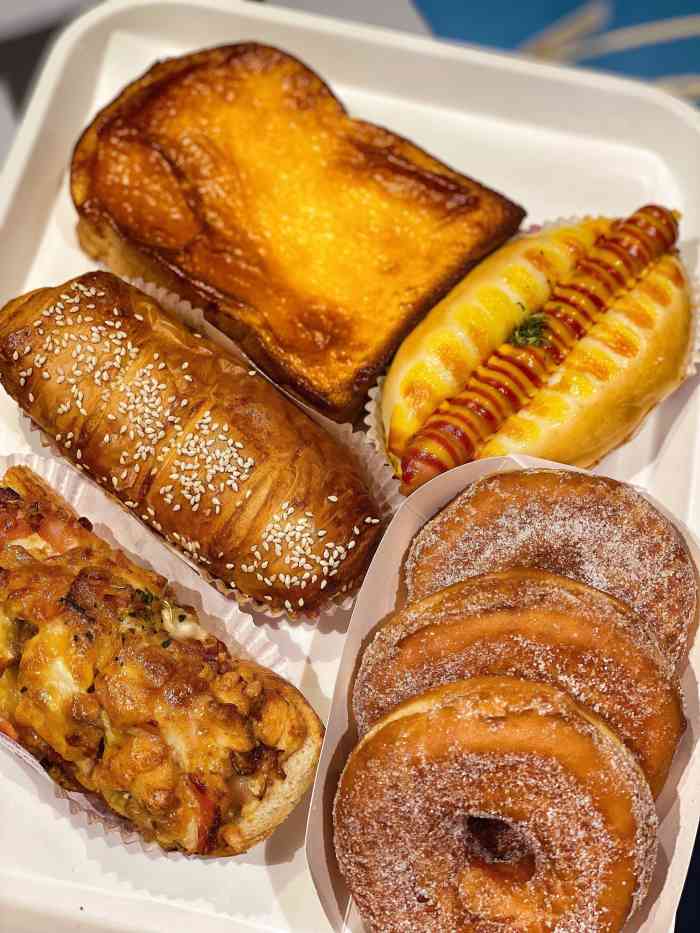 打分 85度c 凯撒大帝 蒜香熏鸡可颂 切达乳酪厚片 花式热狗 多拿滋