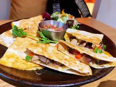 牛肉馅饼配迷你沙拉-HELLO 27 意面·沙拉·帕尼尼