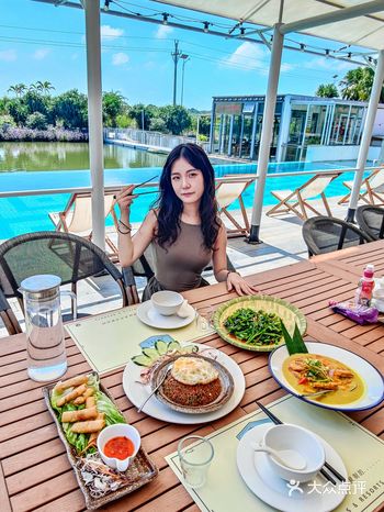 真的不是在泰国，是在涠洲岛的泳池餐厅