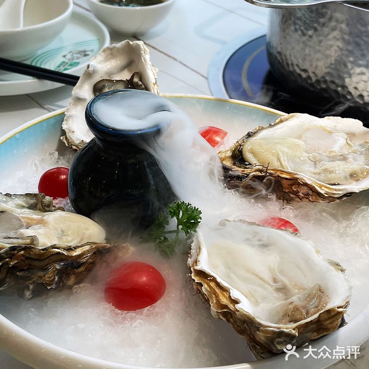 赏珠江享新鲜生蚝椰子鸡锅