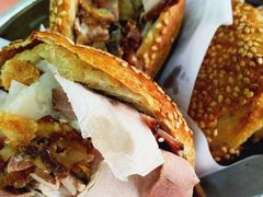 火烧夹肉-金卯白肉罩火烧