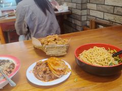 -爆炸头阿姨小四川正宗川味小吃(无任何分店)