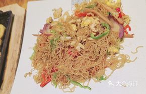 Soy Sauce Stir-Fried Rice Noodles with Three Strips