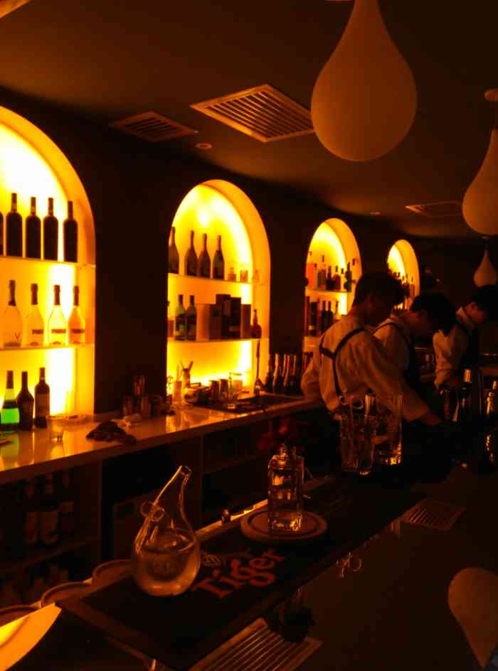 fun down art club-"[环境]整个酒吧给人的感觉是特别适合两个.