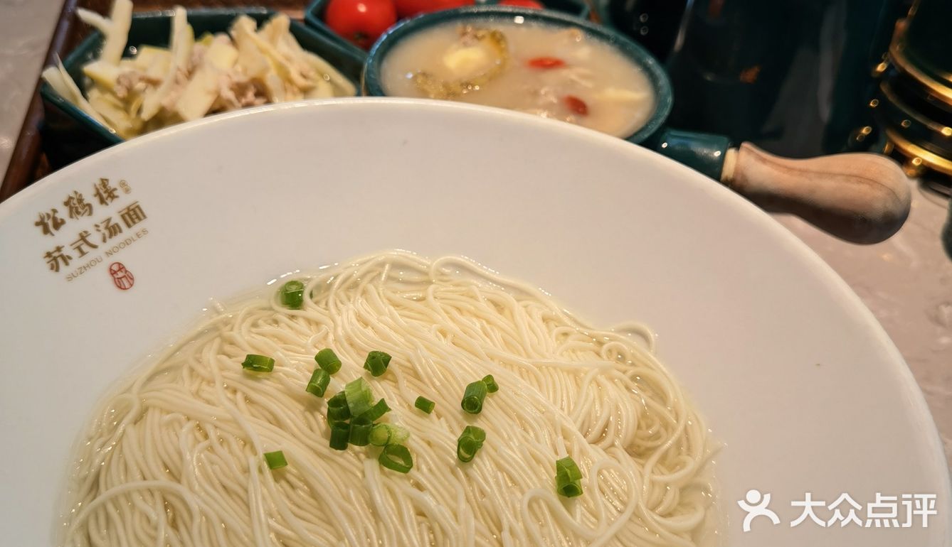 一碗松鹤楼的苏式面🍜，安抚受伤的胃，是舒服的味道。