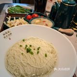 一碗松鹤楼的苏式面🍜，安抚受伤的胃，是舒服的味道。