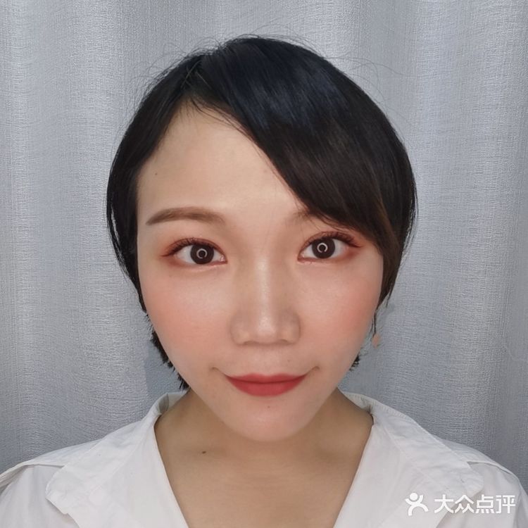 纯欲妆，眼睛无辜红红的来一个[加油]