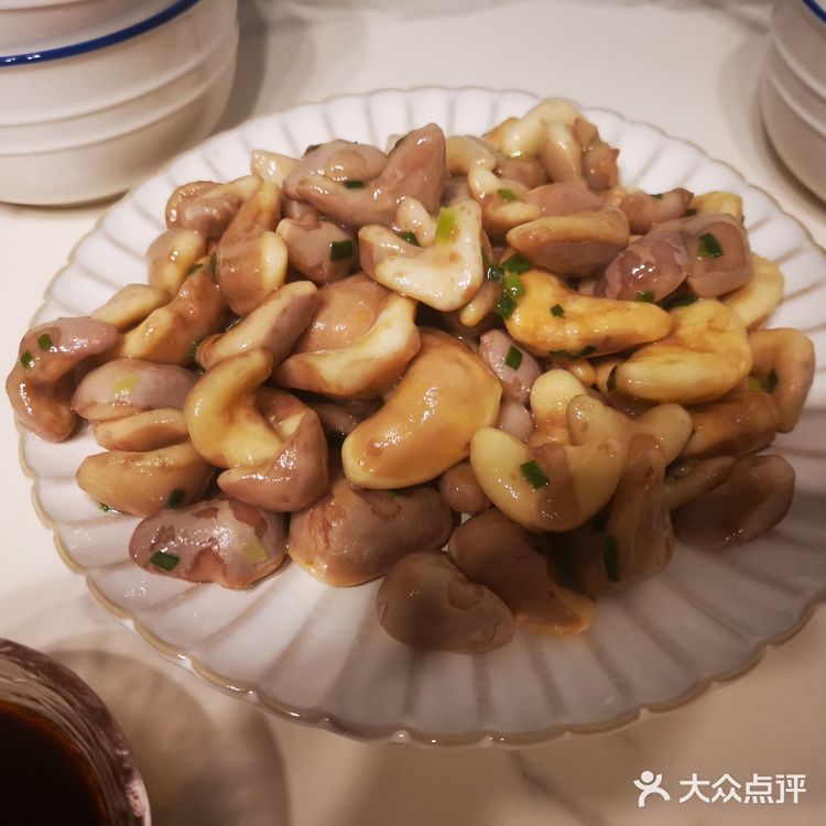 用融化的羊肉浇在粗粮上形成独特的香味儿