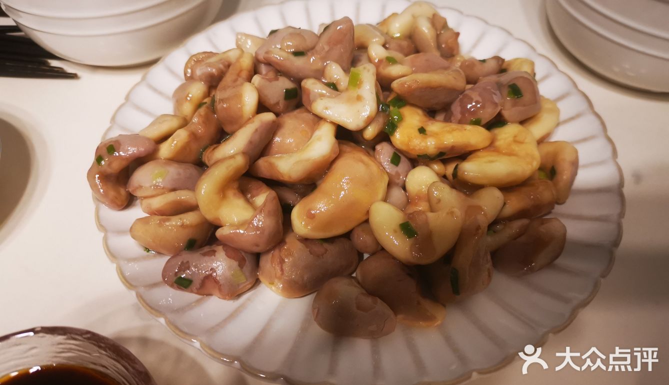 用融化的羊肉浇在粗粮上形成独特的香味儿