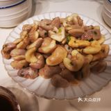 用融化的羊肉浇在粗粮上形成独特的香味儿