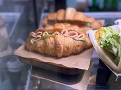 滋味金枪鱼鲜蔬可颂-LAVAZZA拉瓦萨咖啡(中航城君尚购物中心店)