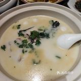 当然吃上面少不了妈妈喜欢吃的虾和千岛湖的鱼头汤