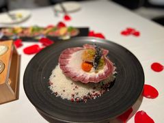 香煎扇贝佐墨鱼汁脆片配胡椒酱-THE WANG王品(上海中心云端店)