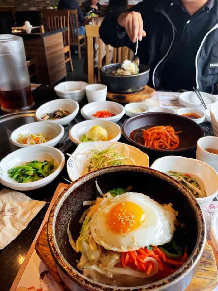 本家韩国烤肉(香港东路店)-"位置:餐厅就在香港中路上,离海边挺近的,.