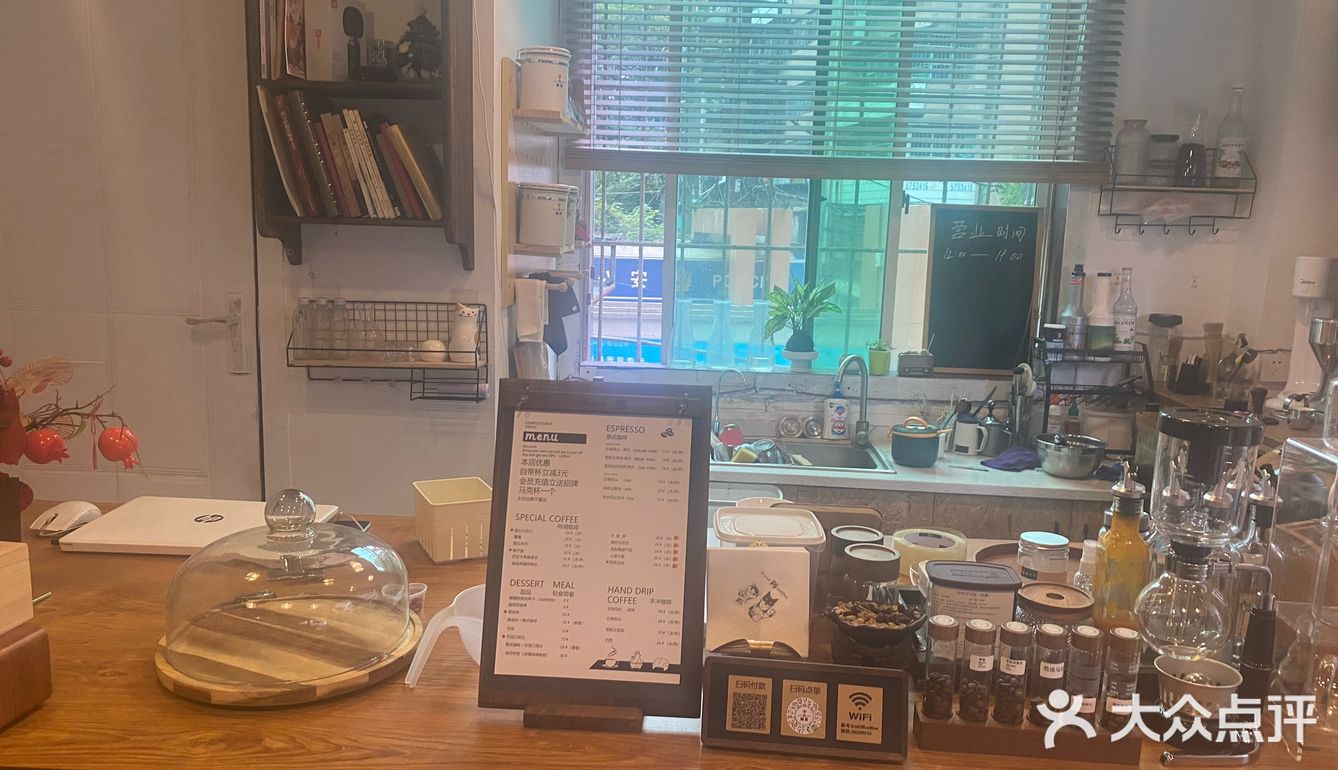 老板姐姐从国外回来，也有这自己对于咖啡与甜品独特的见解
