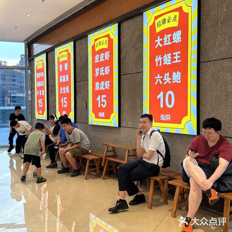 在梁知令火锅体验吃梭子蟹自由的快乐