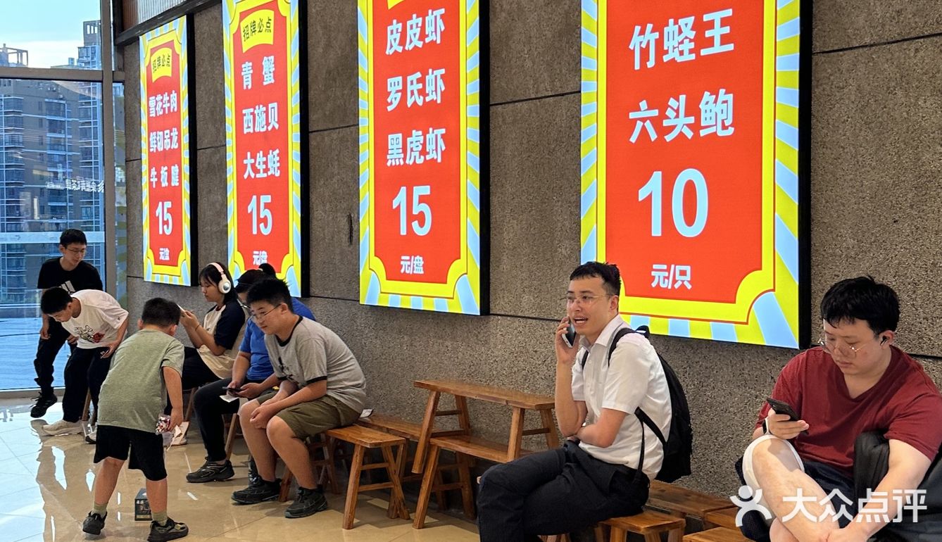 在梁知令火锅体验吃梭子蟹自由的快乐