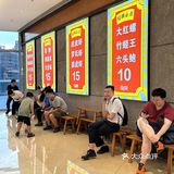 在梁知令火锅体验吃梭子蟹自由的快乐