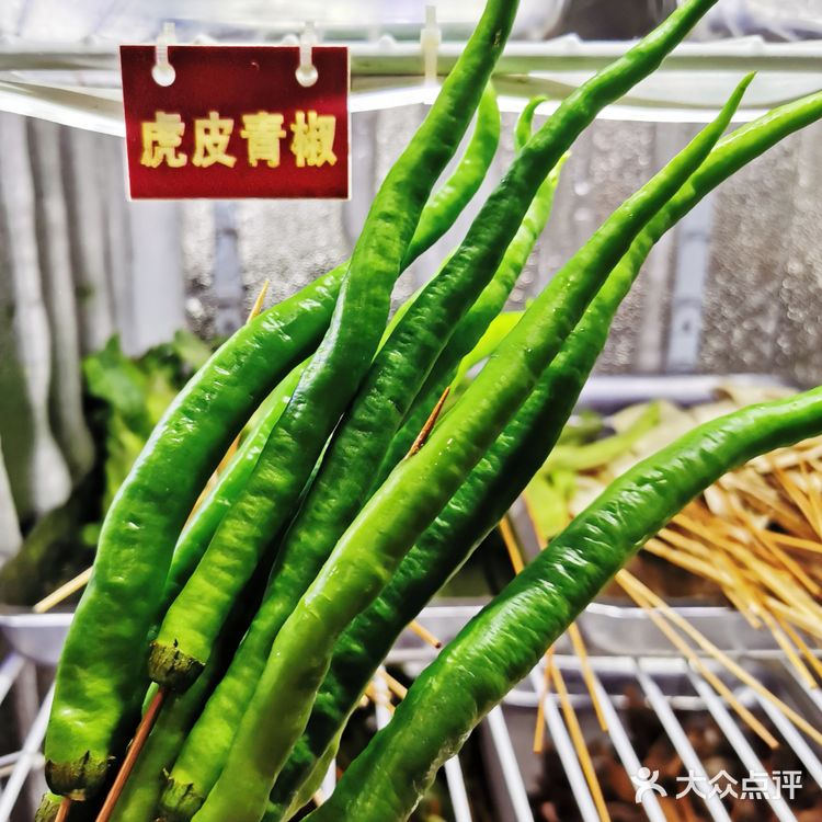 完全被安利而来的校园背后饮食三号线地铁直达下来就是西南石油大学满满的校园氛围走十分钟就到了下雨天生意依然很好看来这家口碑是真的不错油炸类却一点也不油腻和闷蔬菜依然炸出来有原本的味道价格也超级给力人均撑死也不超过⑤吧菜品新鲜上菜速度给井然有序所以不慢肉类和素菜该有的都有蘸料辣度也合适而且很香