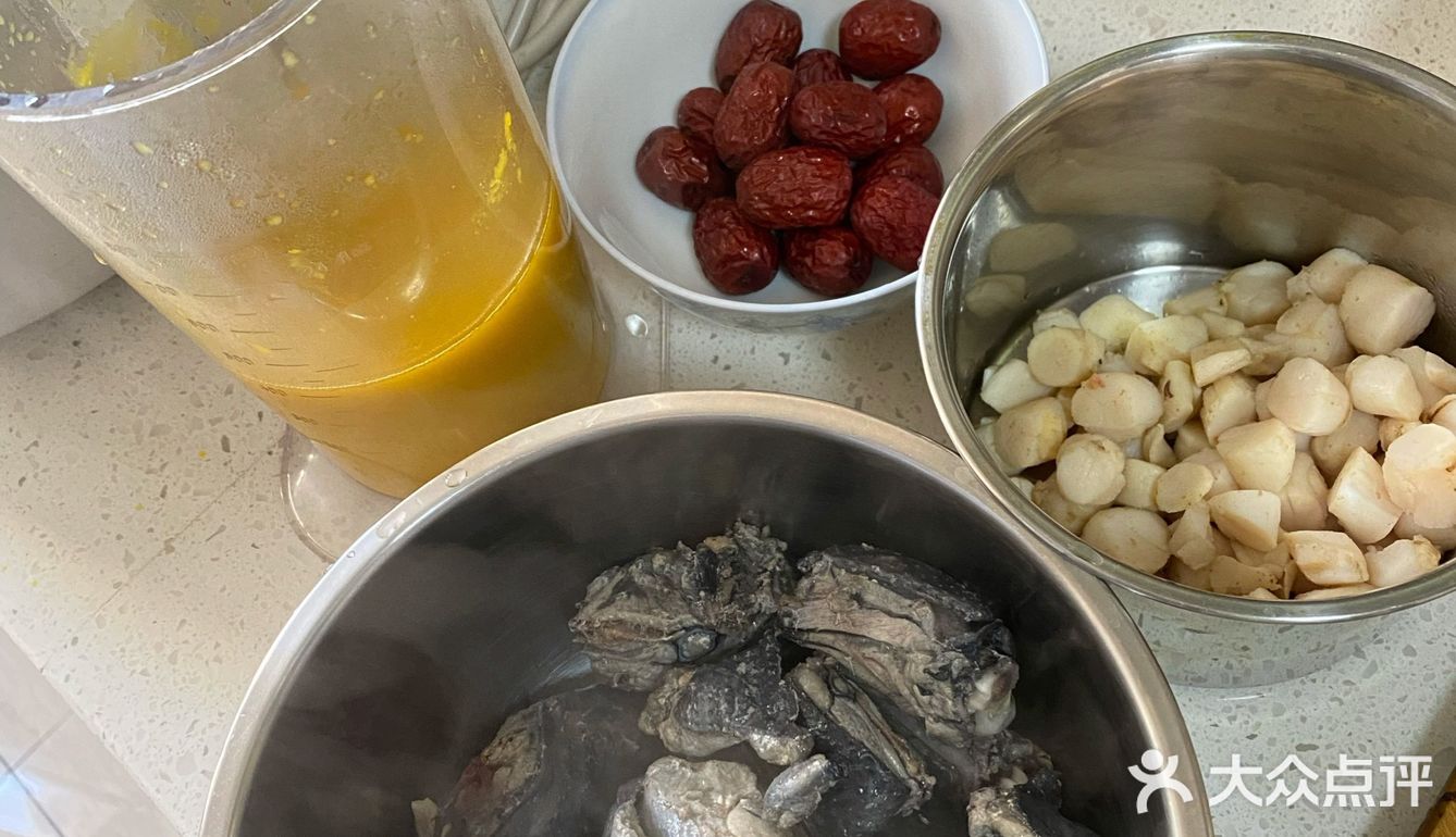 自制金鸡汤，家里只有乌鸡，有点影响颜值，味道还是很不