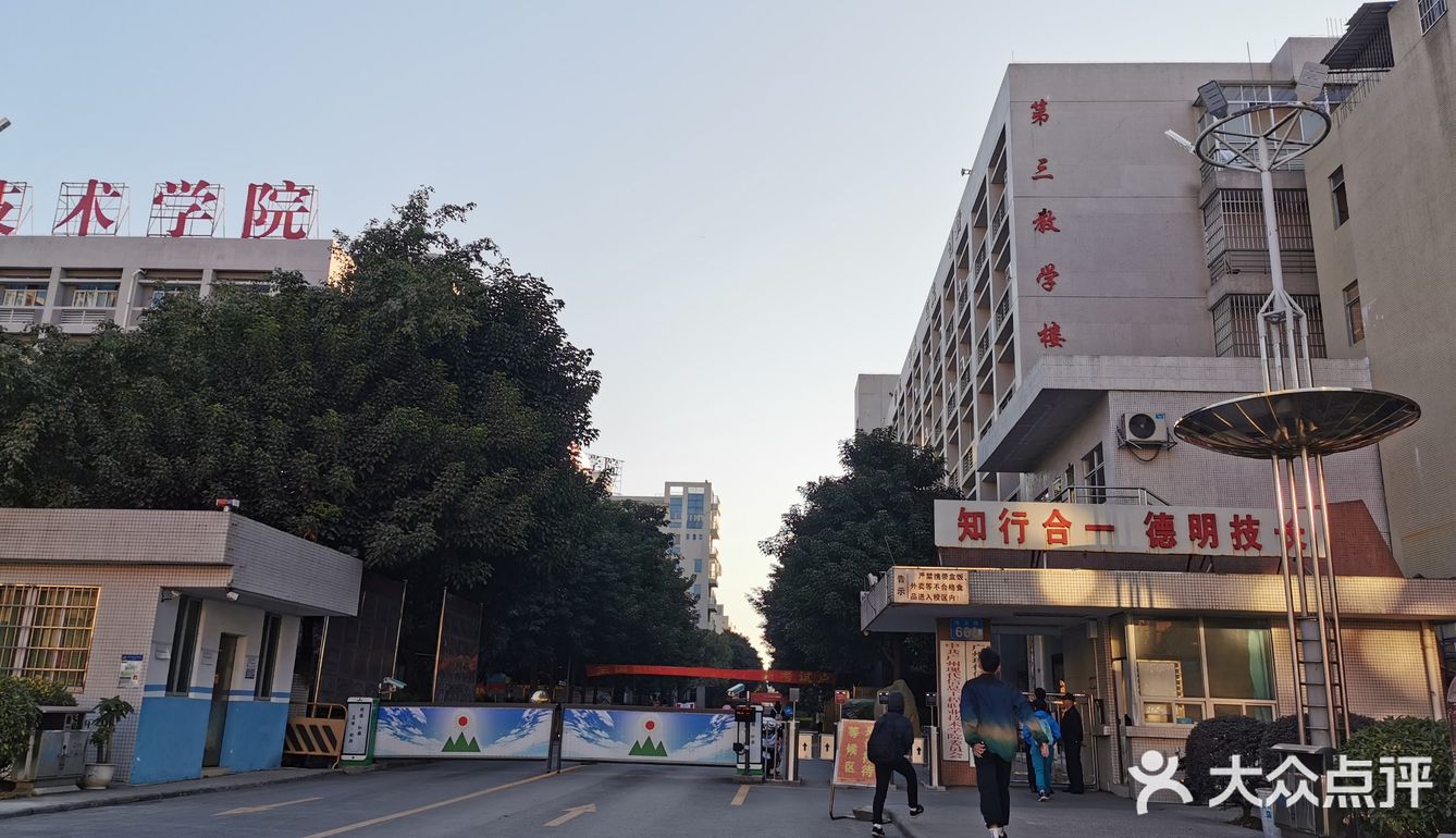 孩子考试时，家长就坐在食堂等候，井然有序
