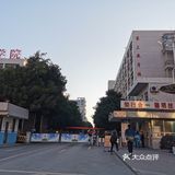 孩子考试时，家长就坐在食堂等候，井然有序