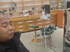 -豪门视光·星趣控·蔡司依视路眼镜代理商(中央大街店)