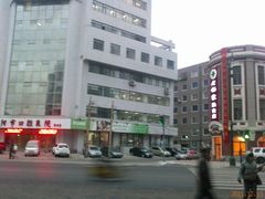 紧挨着沈阳市口腔医院-老杨家熟食店