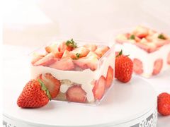 草莓盒子蛋糕-TOUCH泰奇(宝杨宝龙广场店)