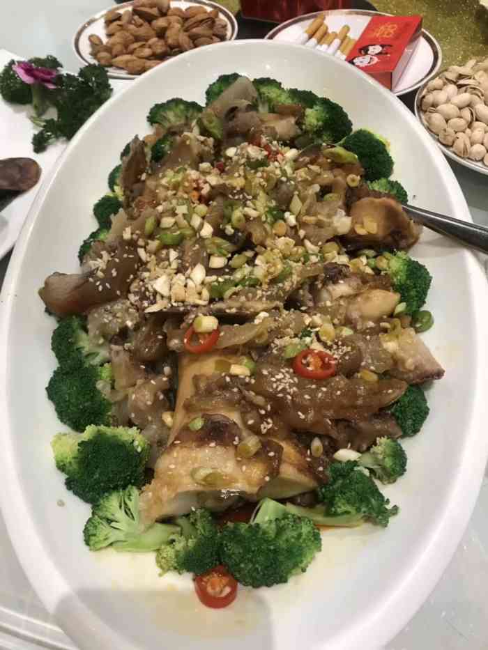 丽园海鲜饭店"服务还可以,中间给换了一次接碟,赠送了一.