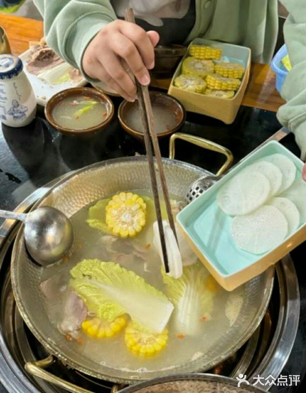 淳蒙内蒙羊肉馆。他们家有经典的烫皮羊肉